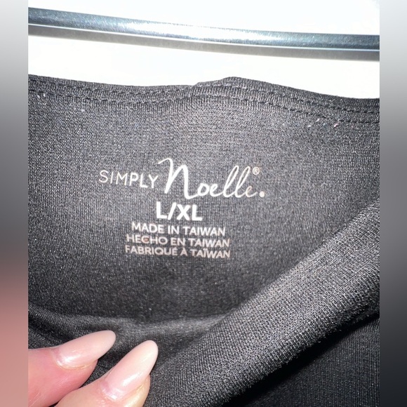 SIMPLY NOELLE BLACK CAPRI LEGGINGS SIZE L/XL. BLACK - Picture 2 of 6